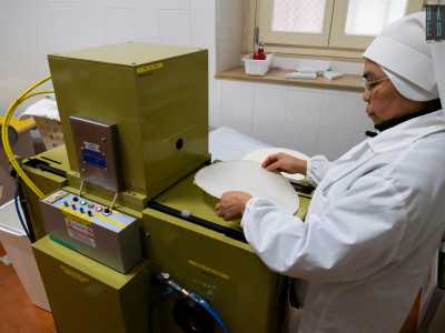 Il prodotto viene infine passato attraverso dei �nastri�. Si tratta di macchinari nei quali si inserisce la sfoglia intatta...